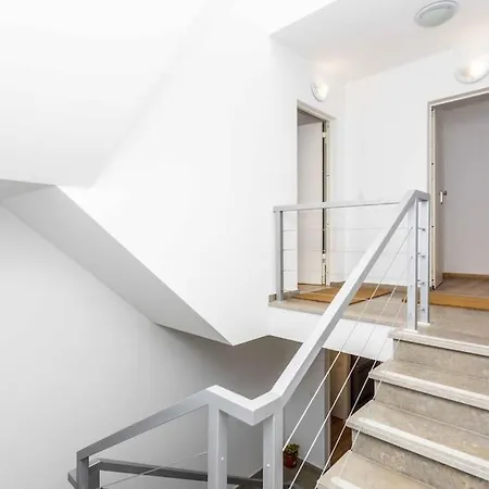 Brandnew Designer's 2-bed 1011d