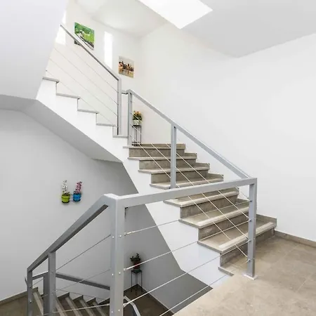 Brandnew Designer's 2-bed 1011d *
