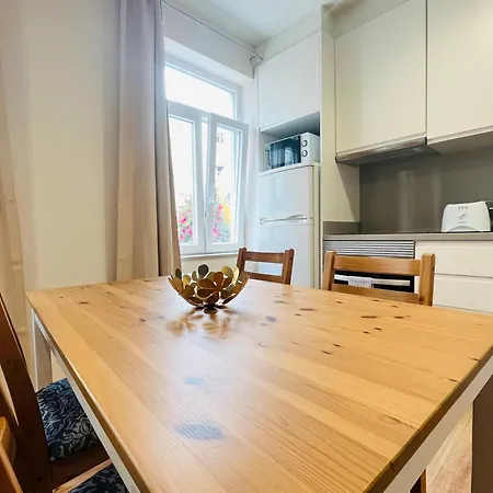 Brandnew Designer's 2-bed 1011d Apartment *
